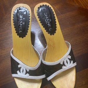 Chanel 2.5” heels size 7